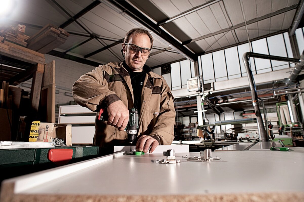 Дрель-шуруповерт Metabo POWERMAXX BS BASIC SET (600080710) [12В, 2x2,0 Ач,набор оснастки, кейс]
